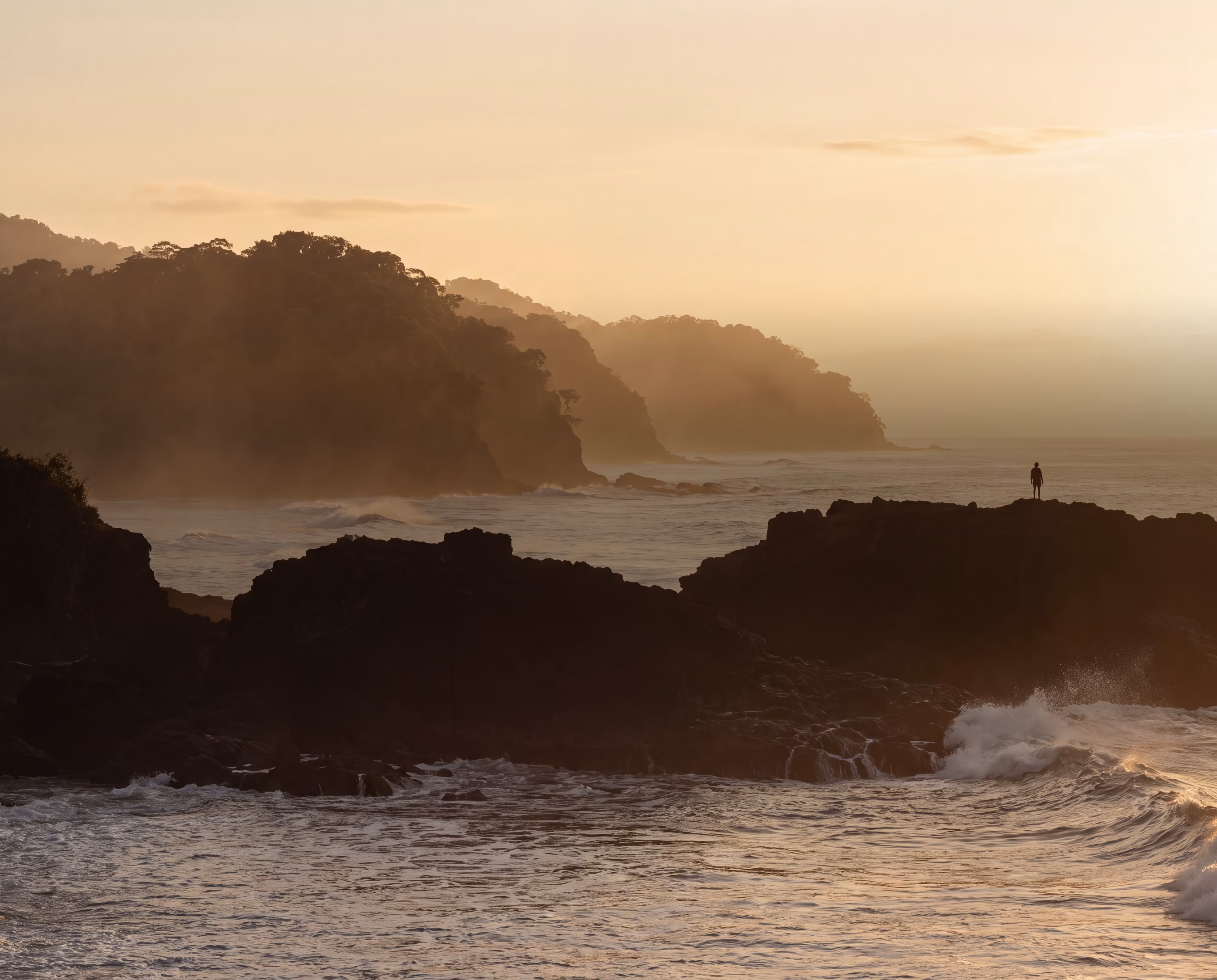 Côte sauvage au coucher du soleil
